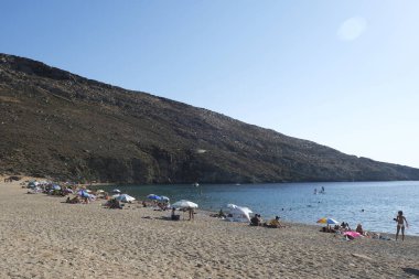 14 Ağustos 2019 tarihinde Yunanistan'ın Serifos Adası'ndaki Vagia sahilinde güneşte yıkanan ve yüzen insanlar