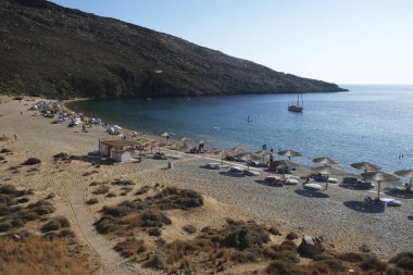 14 Ağustos 2019 tarihinde Yunanistan'ın Serifos Adası'ndaki Vagia sahilinde güneşte yıkanan ve yüzen insanlar