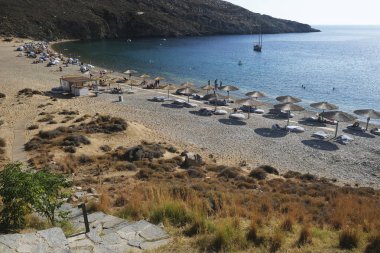 14 Ağustos 2019 tarihinde Yunanistan'ın Serifos Adası'ndaki Vagia sahilinde güneşte yıkanan ve yüzen insanlar