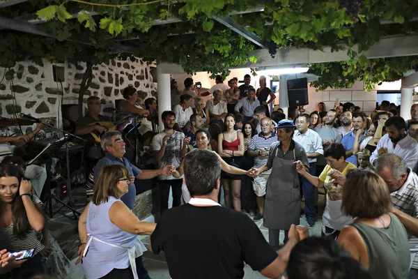 Ludzie Biorą Udział Uroczystości Jak Tańczą Tradycyjnych Tańców Ludzi Podczas — Zdjęcie stockowe
