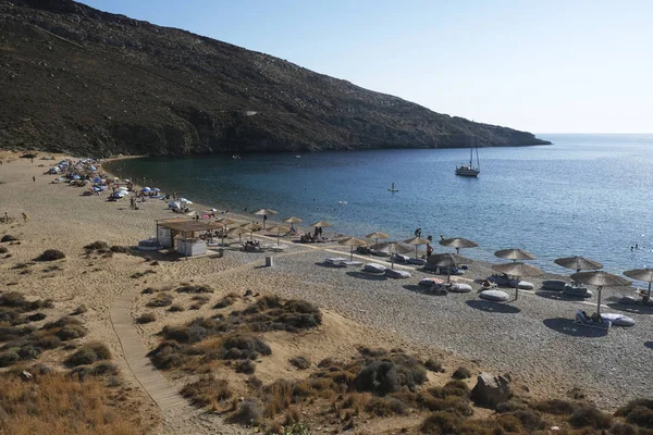 14 Ağustos 2019 tarihinde Yunanistan'ın Serifos Adası'ndaki Vagia sahilinde güneşte yıkanan ve yüzen insanlar