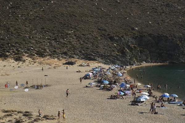 Lidé Koupají Slunci Plavou Pláži Vagia Řeckým Ostrově Serifos Srpnu — Stock fotografie