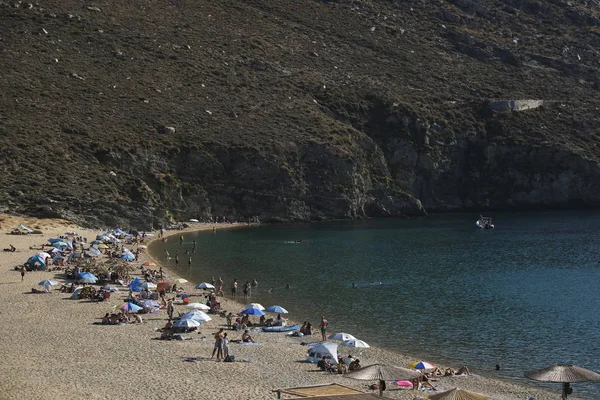 Personas Bañándose Sol Nadando Playa Vagia Isla Griega Serifos Agosto — Foto de Stock