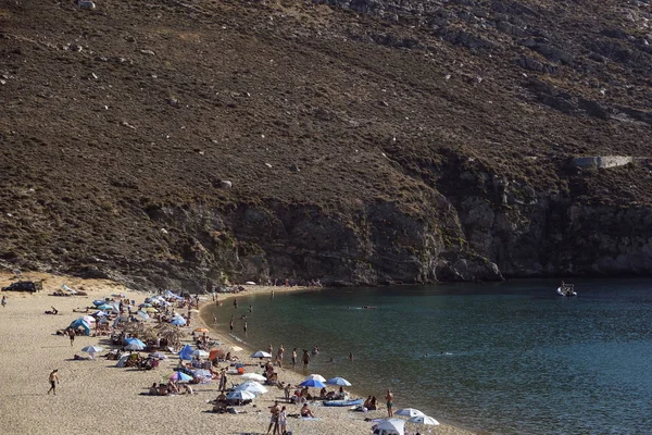 Lidé Koupají Slunci Plavou Pláži Vagia Řeckým Ostrově Serifos Srpnu — Stock fotografie