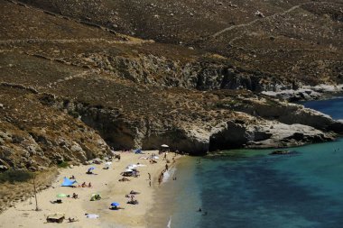 Yunanistan'ın Serifos adasındaki Kalo Ampeli plajının panoramik manzarası 19 Ağustos 2019