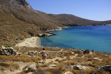 Yunanistan'ın Serifos adasındaki Kalo Ampeli plajının panoramik manzarası 19 Ağustos 2019