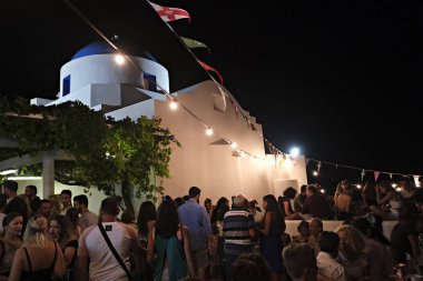 İnsanlar Serifos adasında din şenlikleri sırasında geleneksel halk dansları dans gibi şenliklere katılmak, Ağustos Yunanistan 15, 2019.