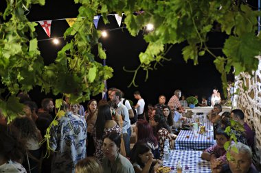 İnsanlar Serifos adasında din şenlikleri sırasında geleneksel halk dansları dans gibi şenliklere katılmak, Ağustos Yunanistan 15, 2019.