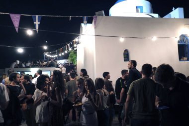 İnsanlar Serifos adasında din şenlikleri sırasında geleneksel halk dansları dans gibi şenliklere katılmak, Ağustos Yunanistan 15, 2019.