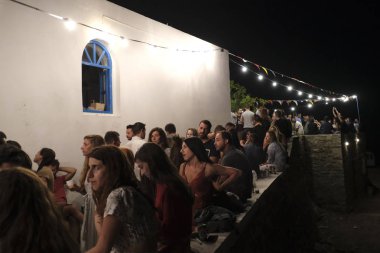 İnsanlar Serifos adasında din şenlikleri sırasında geleneksel halk dansları dans gibi şenliklere katılmak, Ağustos Yunanistan 15, 2019.