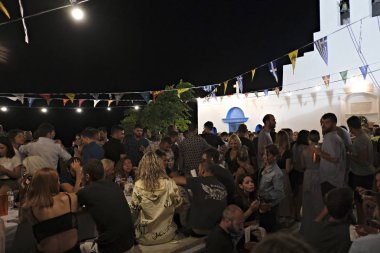 İnsanlar Serifos adasında din şenlikleri sırasında geleneksel halk dansları dans gibi şenliklere katılmak, Ağustos Yunanistan 15, 2019.