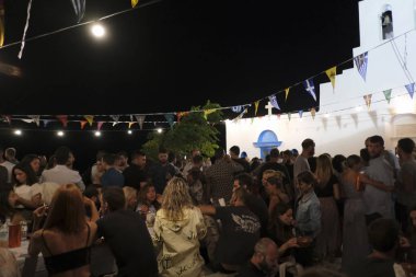 İnsanlar Serifos adasında din şenlikleri sırasında geleneksel halk dansları dans gibi şenliklere katılmak, Ağustos Yunanistan 15, 2019.