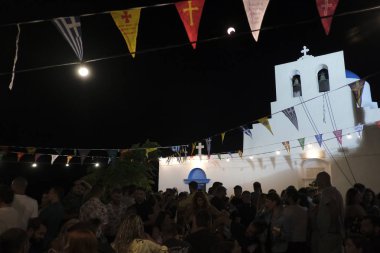 İnsanlar Serifos adasında din şenlikleri sırasında geleneksel halk dansları dans gibi şenliklere katılmak, Ağustos Yunanistan 15, 2019.