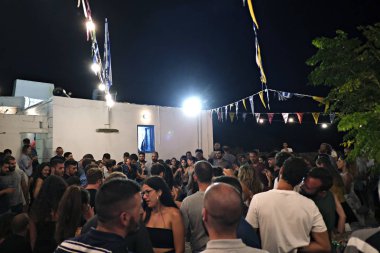 İnsanlar Serifos adasında din şenlikleri sırasında geleneksel halk dansları dans gibi şenliklere katılmak, Ağustos Yunanistan 15, 2019.