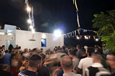 İnsanlar Serifos adasında din şenlikleri sırasında geleneksel halk dansları dans gibi şenliklere katılmak, Ağustos Yunanistan 15, 2019.