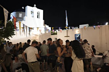 İnsanlar Serifos adasında din şenlikleri sırasında geleneksel halk dansları dans gibi şenliklere katılmak, Ağustos Yunanistan 15, 2019.