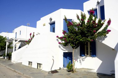 15 Ağustos 2019 tarihinde Yunanistan'ın Serifos adasındaki Chora'daki geleneksel tarzevlerin dış görünümü