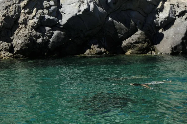 Ludzie Cieszyć Się Słońcem Pływam Blue Lagoon Greckiej Wyspie Serifos — Zdjęcie stockowe