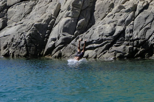Lidé Užívají Sluníčko Plavání Blue Laguně Řeckým Ostrově Serifos Srpnu — Stock fotografie