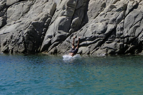 Gente Disfruta Del Sol Natación Blue Lagoon Isla Griega Serifos — Foto de Stock