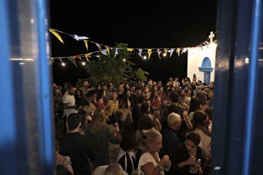 İnsanlar Serifos adasında din şenlikleri sırasında geleneksel halk dansları dans gibi şenliklere katılmak, Ağustos Yunanistan 15, 2019.