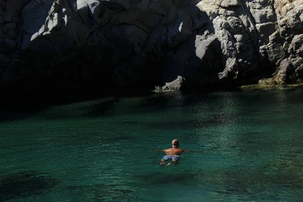 Mensen Genieten Van Zon Zwemmen Blue Lagoon Het Griekse Eiland — Stockfoto