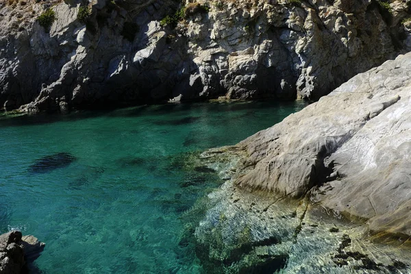 2019年8月19日 ギリシャのセリフォス島のブルーラグーンで太陽と水泳を楽しむ人々 — ストック写真