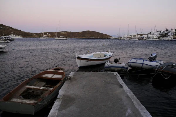 2019年8月12日希腊塞里莫斯港的鱼船 — 图库照片