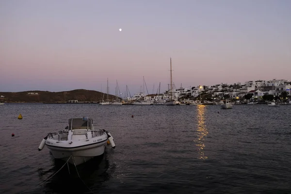 2019年8月12日希腊塞里莫斯港的鱼船 — 图库照片