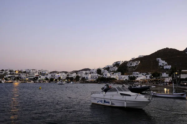 2019年8月17日希腊塞里莫斯港的鱼船 — 图库照片
