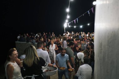 İnsanlar Serifos adasında din şenlikleri sırasında geleneksel halk dansları dans gibi şenliklere katılmak, Ağustos Yunanistan 15, 2019.