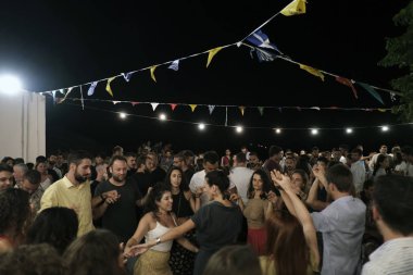 İnsanlar Serifos adasında din şenlikleri sırasında geleneksel halk dansları dans gibi şenliklere katılmak, Ağustos Yunanistan 15, 2019.