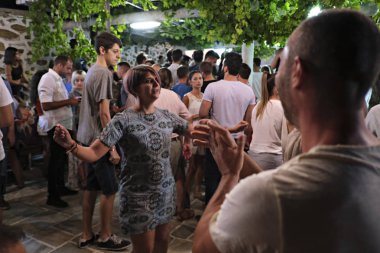 İnsanlar Serifos adasında din şenlikleri sırasında geleneksel halk dansları dans gibi şenliklere katılmak, Ağustos Yunanistan 15, 2019.