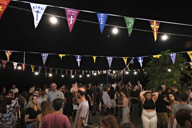 İnsanlar Serifos adasında din şenlikleri sırasında geleneksel halk dansları dans gibi şenliklere katılmak, Ağustos Yunanistan 15, 2019.