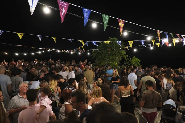 2019年8月15日 在希腊塞里夫斯岛 人们在宗教庆典上跳传统民族舞蹈 参加庆祝活动 — 图库照片