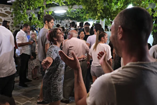 Ludzie Biorą Udział Uroczystości Jak Tańczą Tradycyjne Tańce Ludzi Podczas — Zdjęcie stockowe