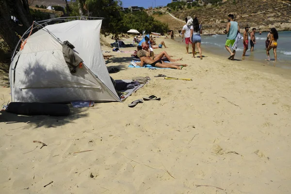 Människor Njuter Solen Stranden Psili Ammos Grekiska Serifos Aug 2019 — Stockfoto