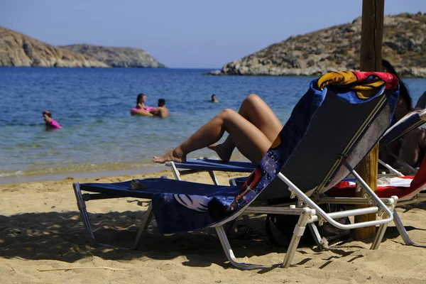 Люди Наслаждаются Солнцем Пляже Микро Ливади Греческом Острове Серифос Августа — стоковое фото