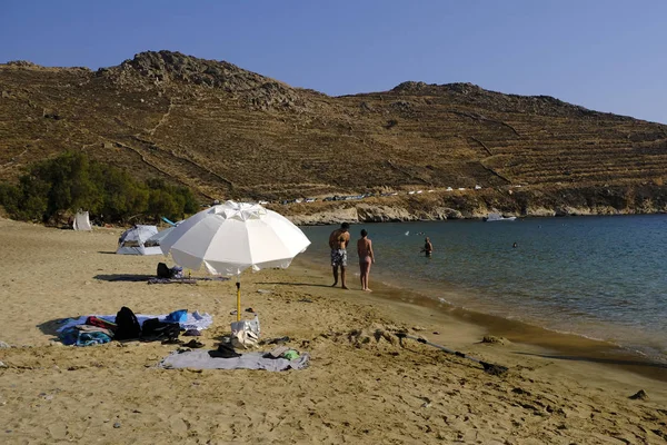 Människor Njuter Solen Stranden Ganema Grekiska Serifos Aug 2019 — Stockfoto