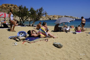 İnsanlar, 18 Ağustos 2019 'da Yunanistan' ın Serifos Adası 'ndaki Agios Sostis plajında güneşin tadını çıkarıyorlar.