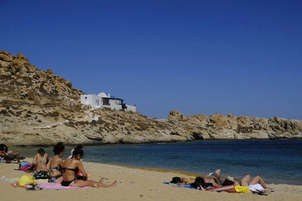 Gente Disfruta Del Sol Playa Agios Sostis Isla Griega Serifos — Foto de Stock