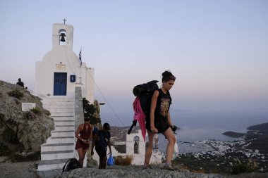 Backpacker turistler Ağustos'ta Serifos Yunan Adası Chora liman manzarasının tadını çıkarın 15, 2019