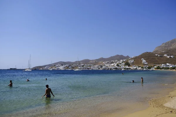 Les Gens Baignant Dans Mer Jouant Des Jeux Sur Plage — Photo