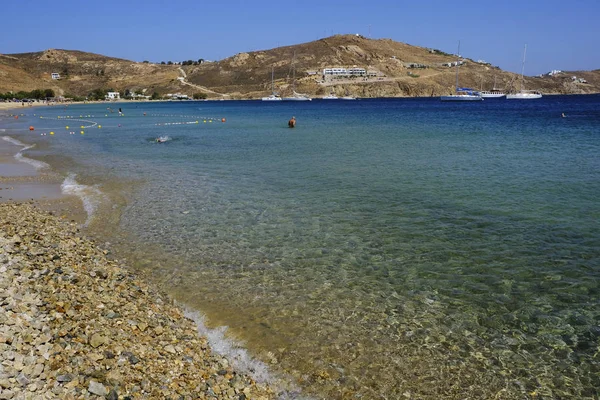 Personas Bañándose Mar Jugando Playa Livadi Isla Griega Serifos Agosto — Foto de Stock