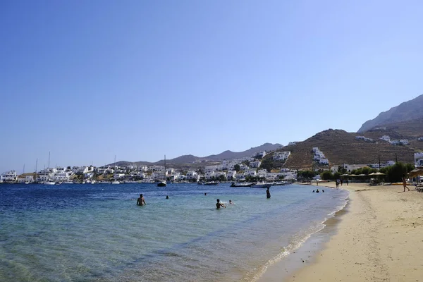 Les Gens Baignant Dans Mer Jouant Des Jeux Sur Plage — Photo