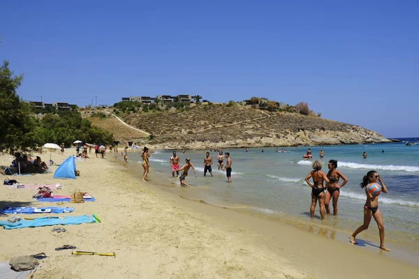 Ludzie Kąpieli Morzu Gry Plaży Psili Ammos Greckiej Wyspie Serifos — Zdjęcie stockowe