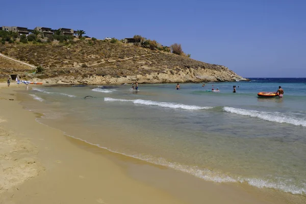 Personas Bañándose Mar Jugando Playa Psili Ammos Isla Griega Serifos —  Fotos de Stock