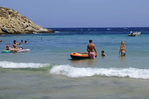 Personas Bañándose Mar Jugando Playa Psili Ammos Isla Griega Serifos — Foto de Stock