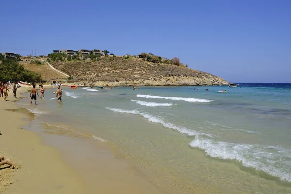 Lidé Kteří Koupávají Moři Hrají Hry Pláži Psili Ammos Řeckým — Stock fotografie
