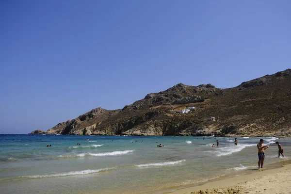 Les Gens Baignant Dans Mer Jouant Des Jeux Sur Plage — Photo